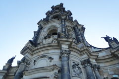 ドイツ　(1287)   ドレスデンの厚い壁と青空