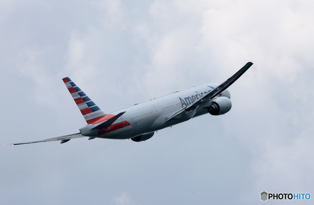 「くもり」American 777-200 N774AN Takeoff