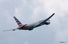 「くもり」American 777-200 N774AN Takeoff