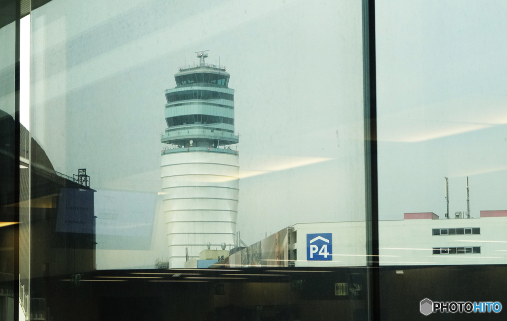 「曇り」ガラス窓越しのウイーン空港・コントロールタワー