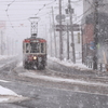 雪降る町の路面電車