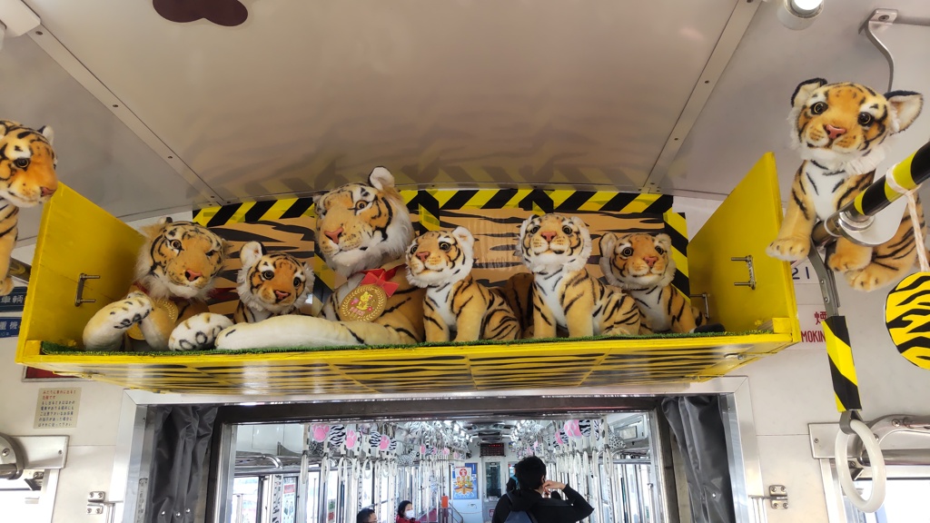 車内はトラだらけ③