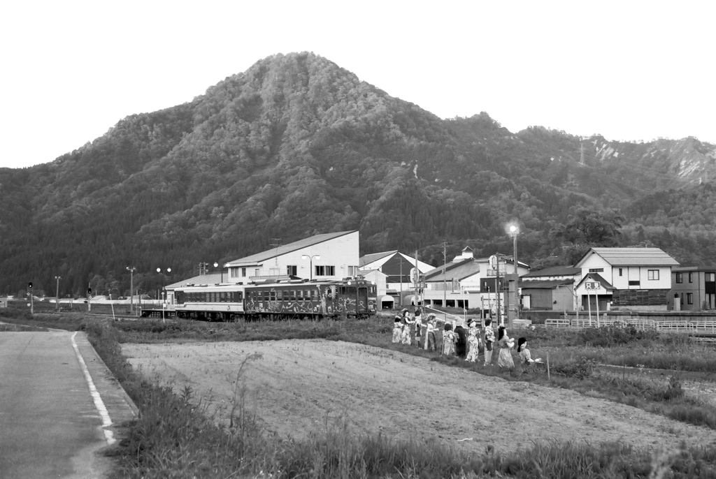 只見駅に停車中の列車と柴倉山と案山子
