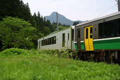 会津蒲生駅に停車中の列車