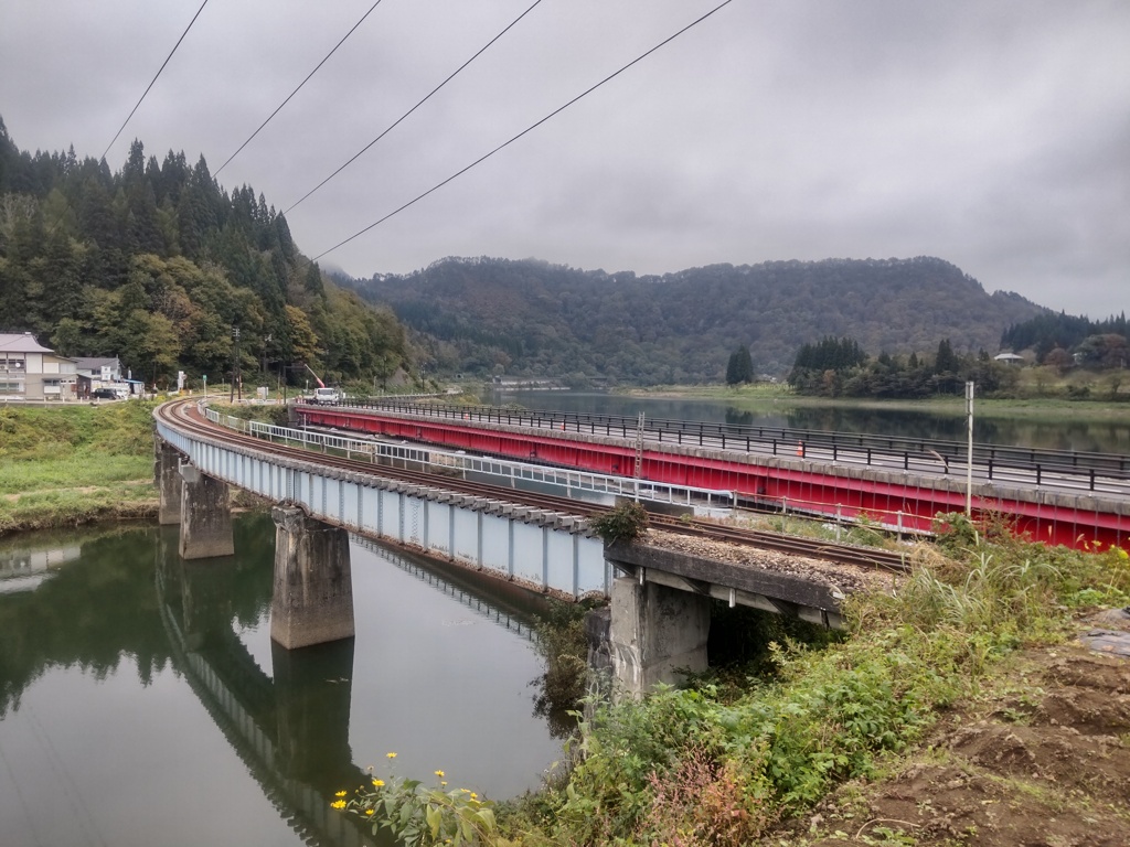 塩沢川のほとりでじっと待つ