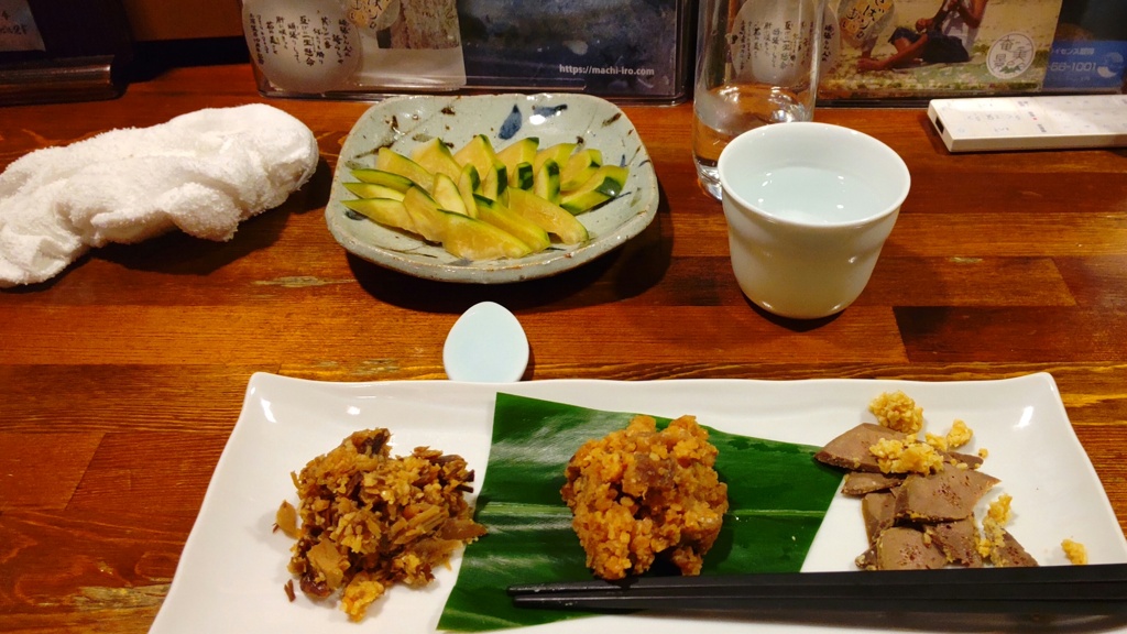 龍宮、島味噌３種盛り、青パパイヤの漬物