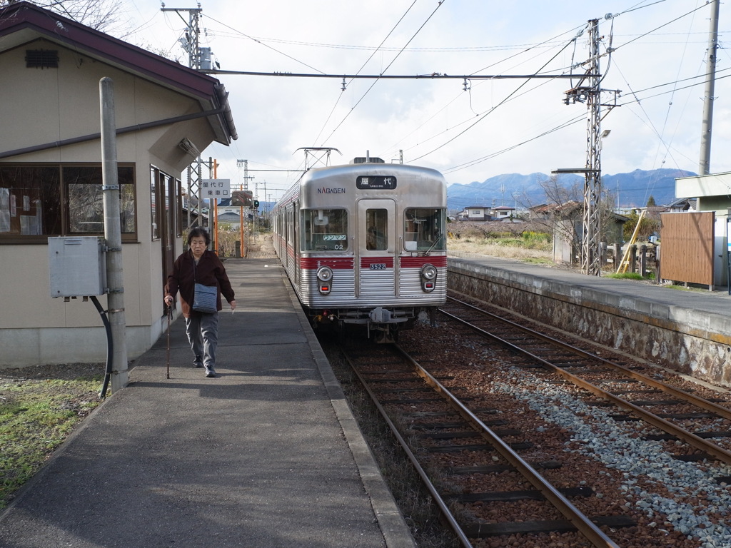 綿内駅にて