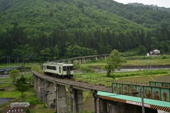叶津川橋梁を渡る只見線
