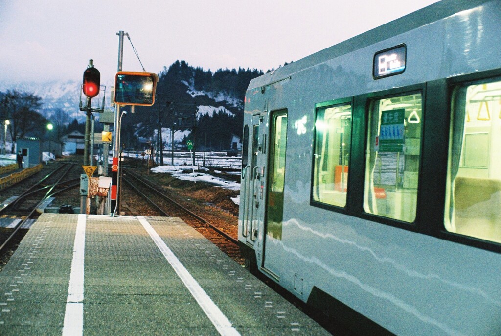 只見駅にて