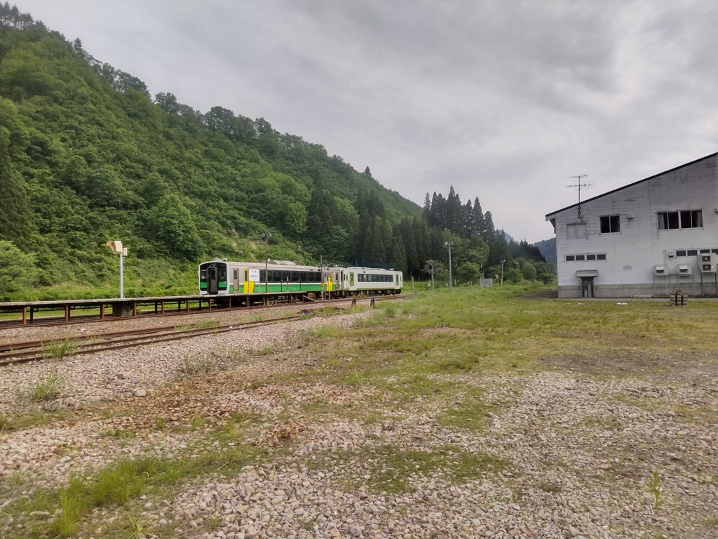 只見駅にて