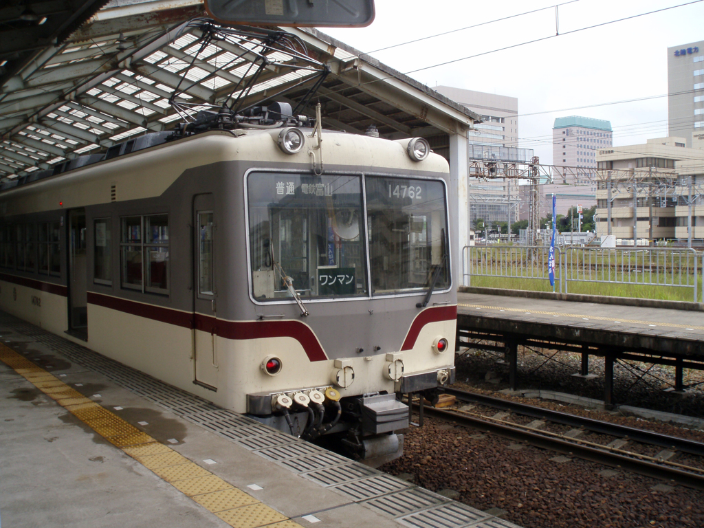 電鉄富山駅にて