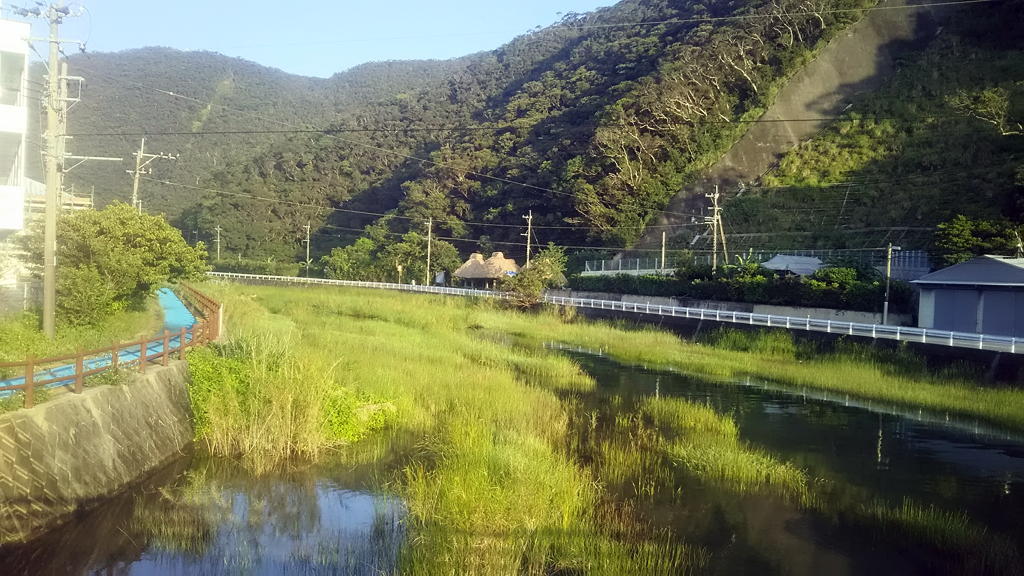 橋の上からぼれぐら（群倉）を望む