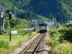 小出行きの列車を見送る