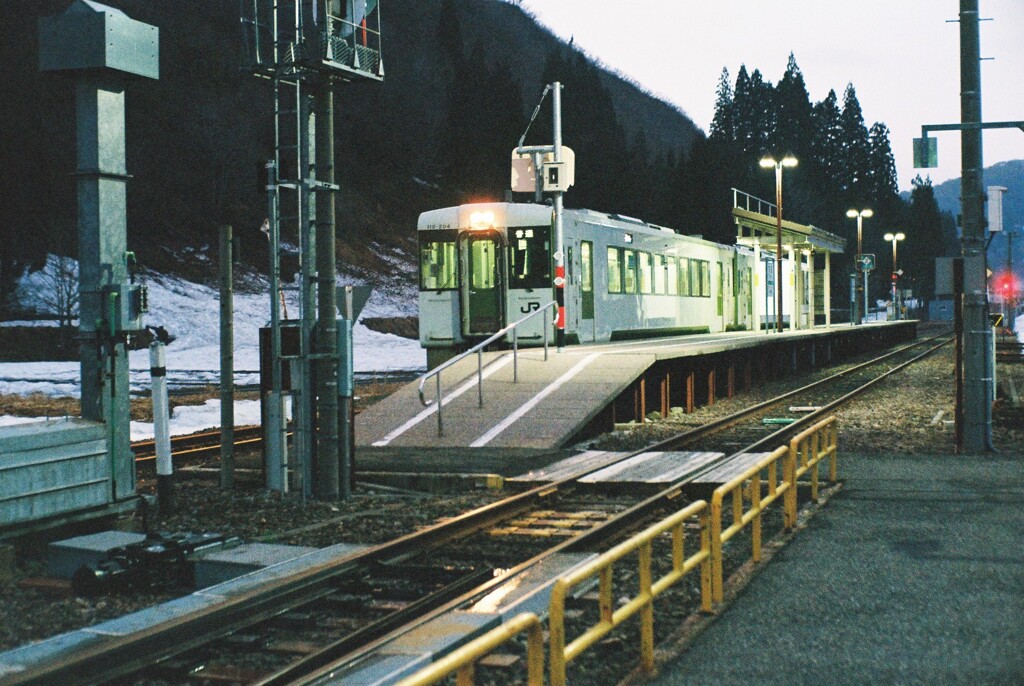 只見駅にて