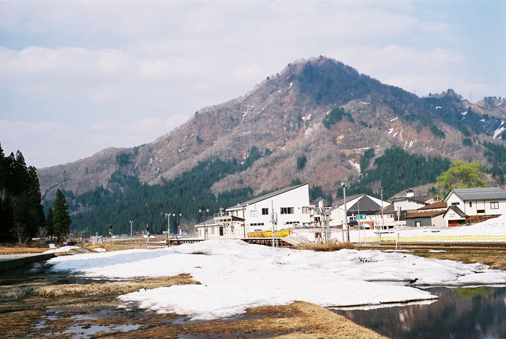 只見駅と柴倉山