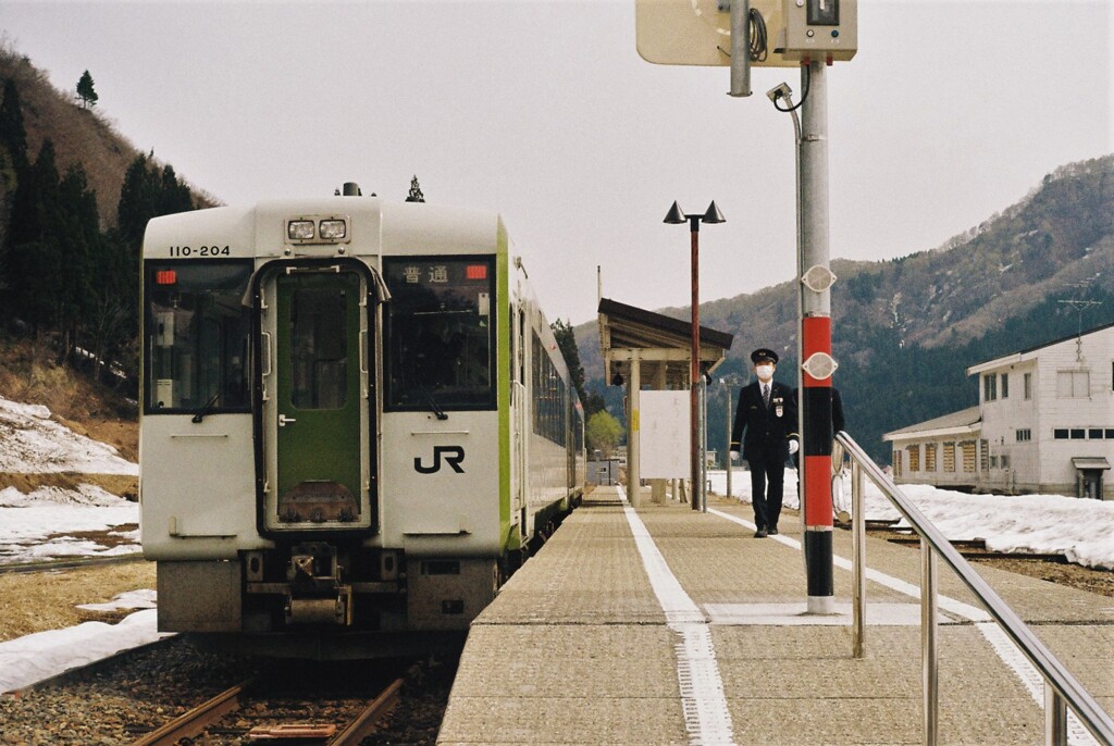 只見駅にて