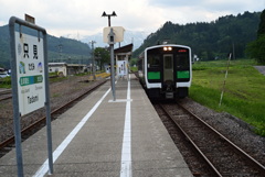 只見駅にて