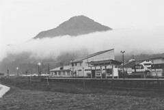 柴倉山と只見駅