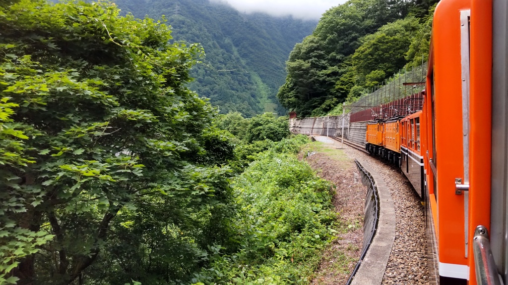 黒部峡谷を行く