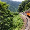 黒部峡谷を行く