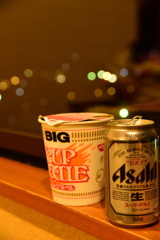 カップヌードルとビール