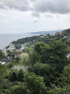 海を見降ろす場所にて