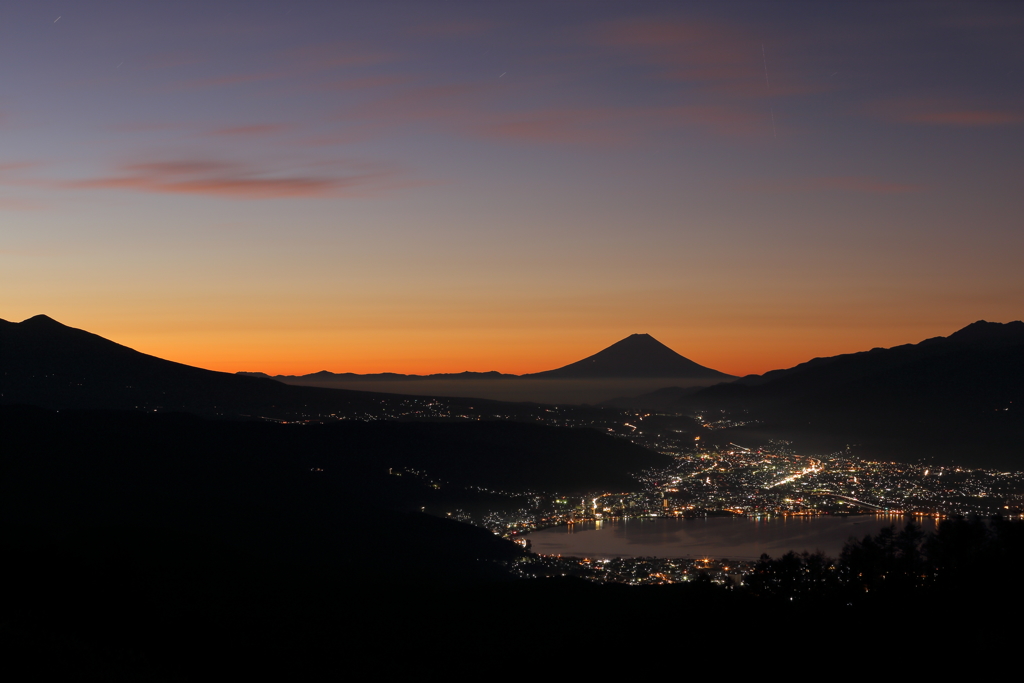 夜明け前の富士山
