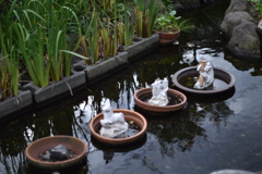 水に浮かぶ置物