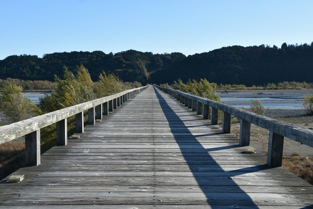 長い木の橋 (蓬莱橋)