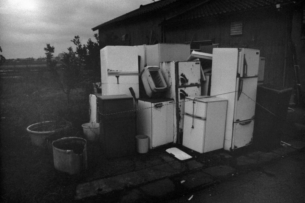 道端の冷蔵庫たち