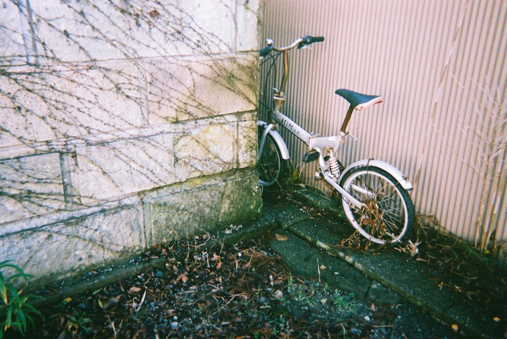 壁に挟まった自転車