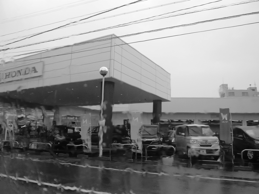雨の日のディーラー