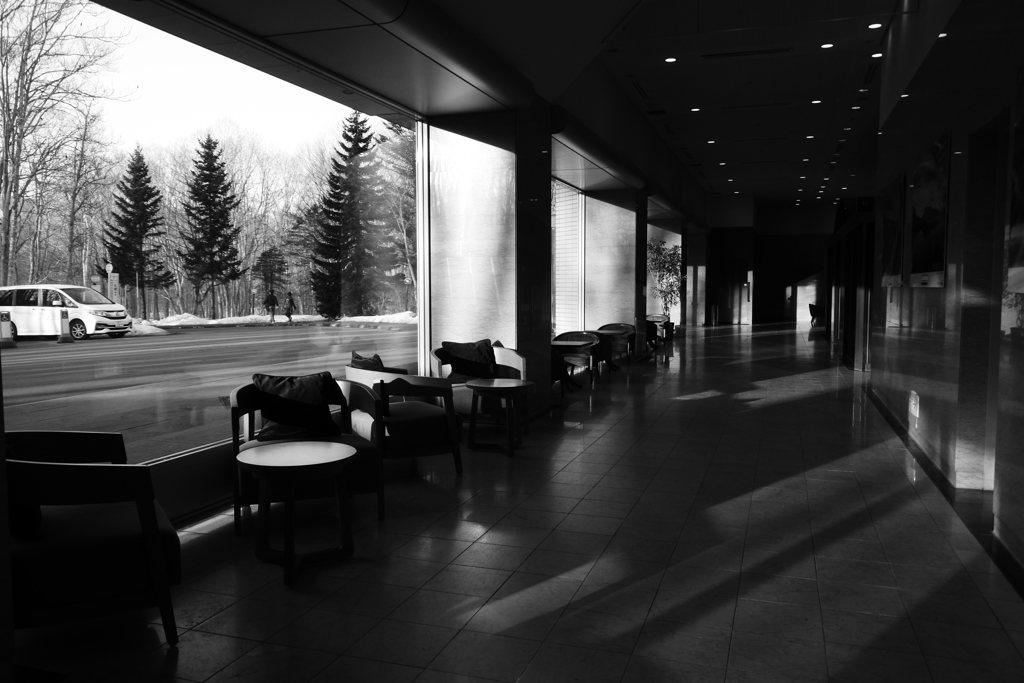 早朝のロビー２