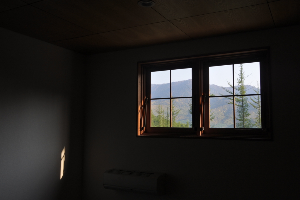 高窓に射しこむ光