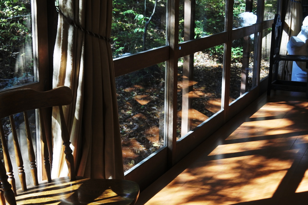 油や　陽の射しこむ廊下