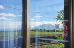 駅舎の窓に映る