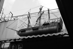 商店街の屋根に船が