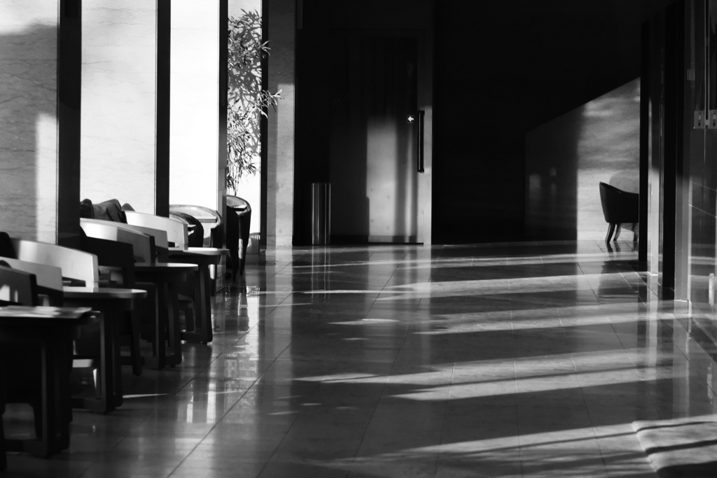 早朝のロビー１