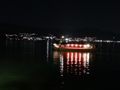 鳥居に向かう船