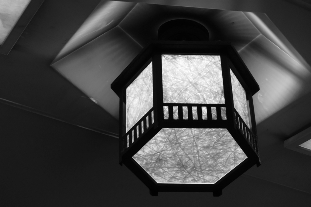 桟橋へ続く地下道の照明