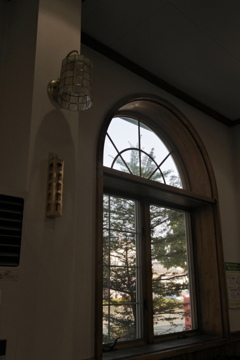 新得駅の待合所の窓