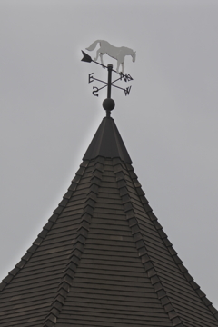 風見鶏ならぬ風見白馬