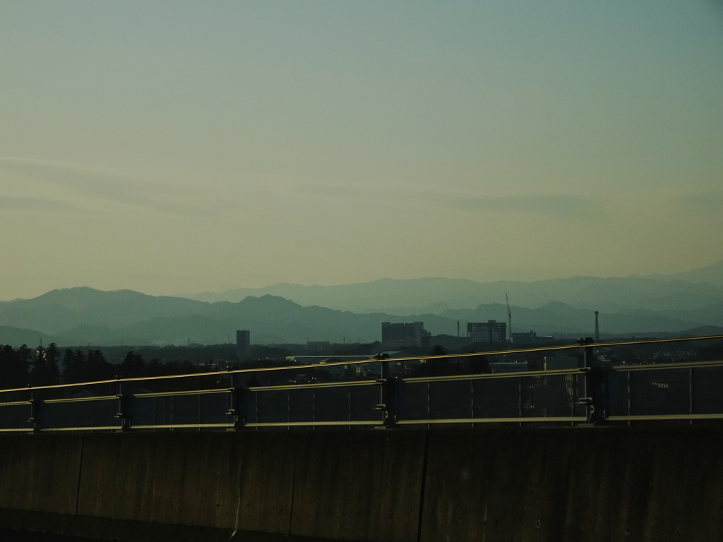 霞む山々