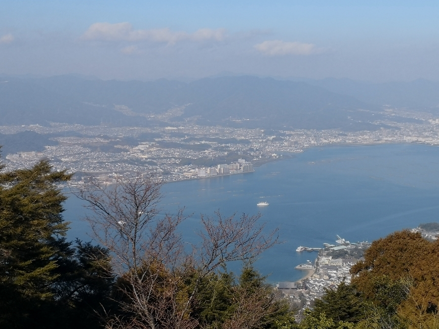 弥山　宮島の桟橋と広島の街