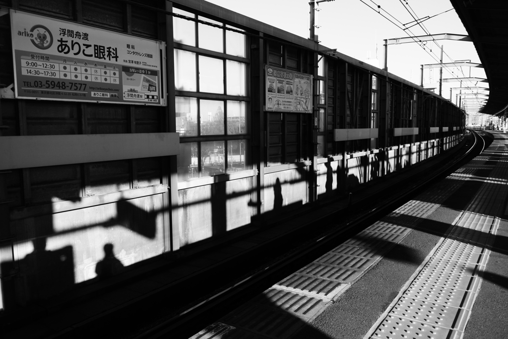 駅シリーズ～電車を待つ人々