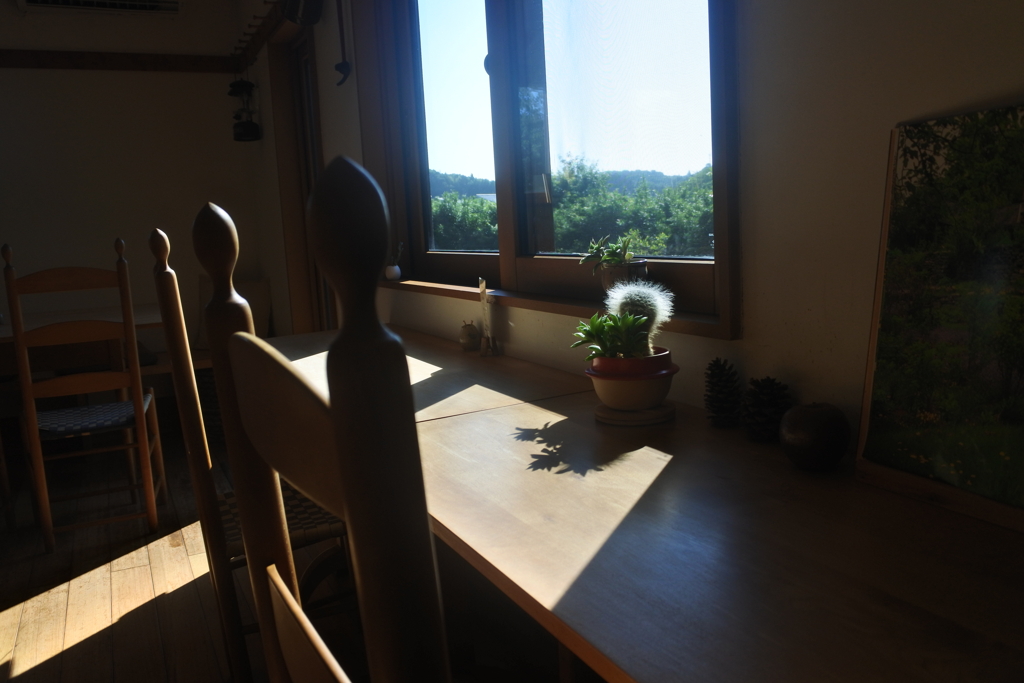 朝日の当たる窓べ