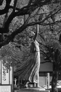 呉駅前　陰から・・・