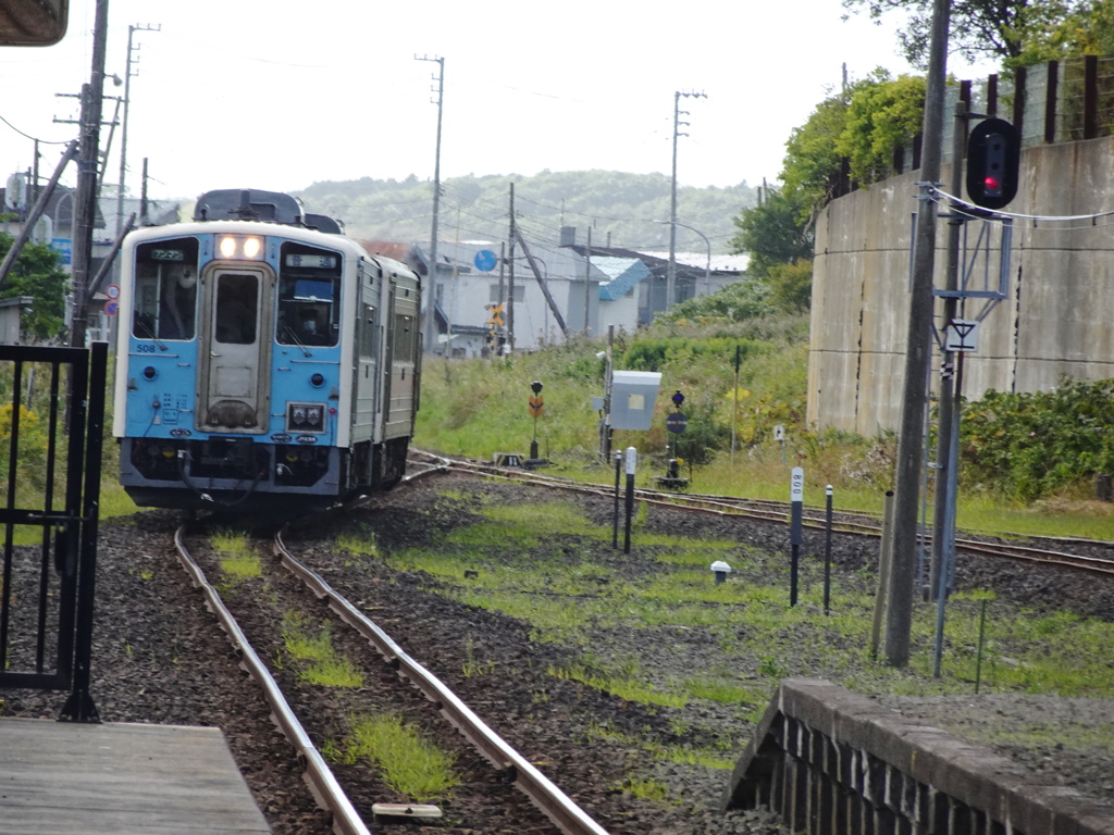 JR根室駅に向かう列車到着