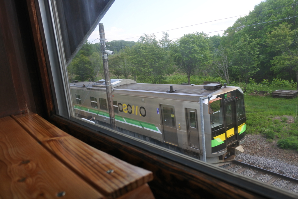 部屋から列車がホームに入るのが見える。