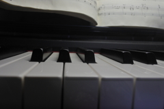 電子ピアノと楽譜